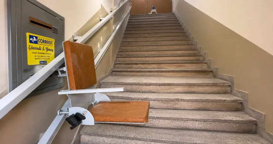 Cadeira elevatória instalada em escada residencial
