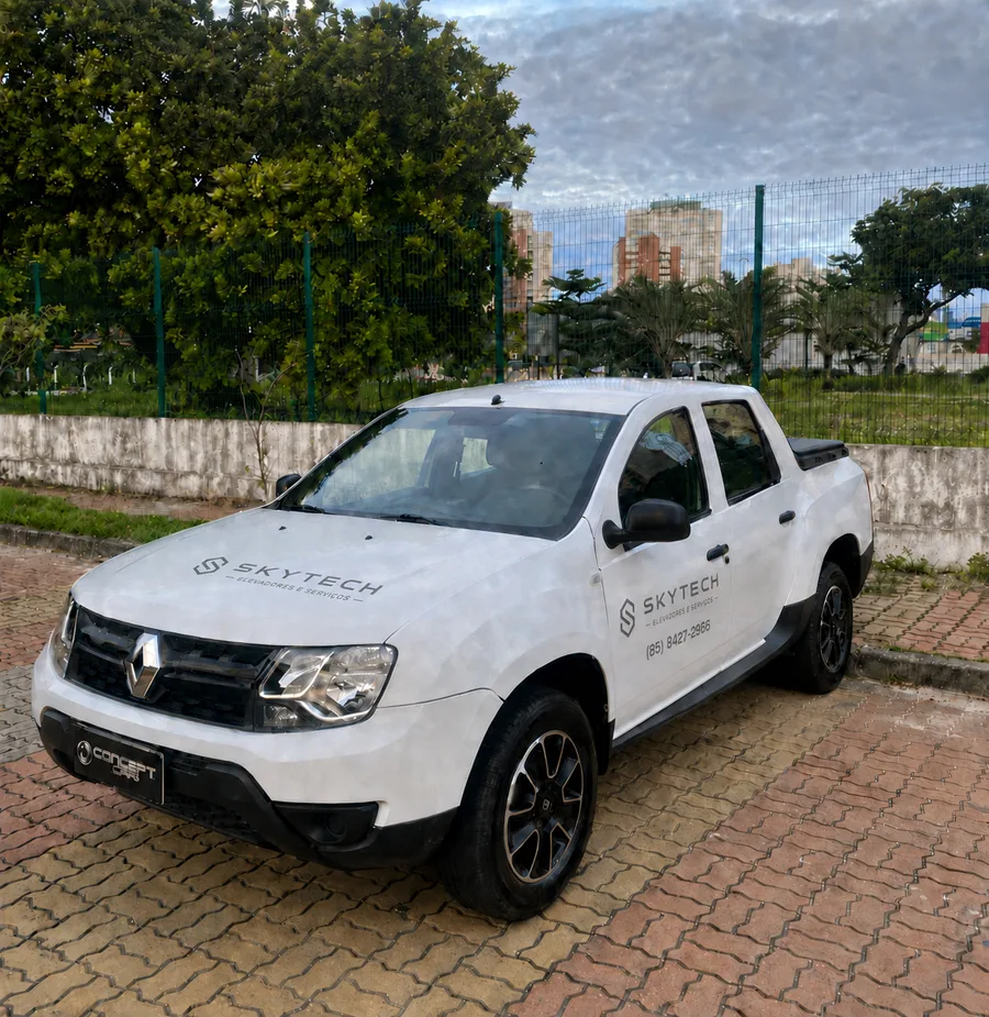 Carro adesivado da Skytech Elevadores