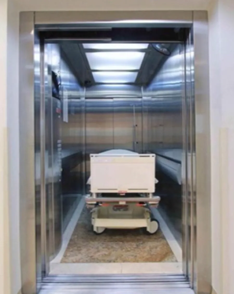 Elevador hospitalar Skytech com espaço para maca