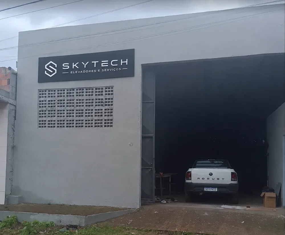 Fachada do galpão da Skytech Elevadores em Aquiraz - CE