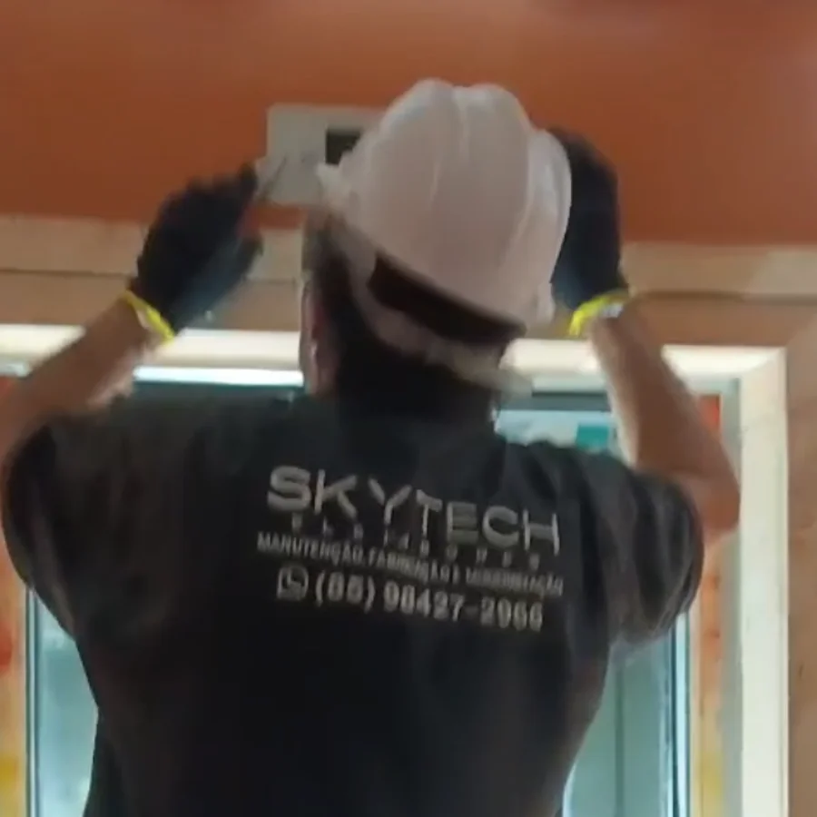 Técnico da Skytech realizando manutenção em elevador