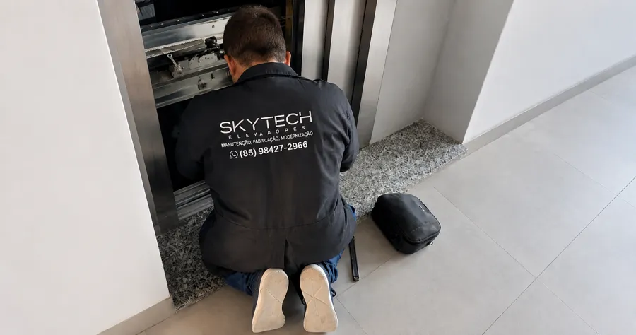 Técnico da Skytech realizando manutenção em elevador